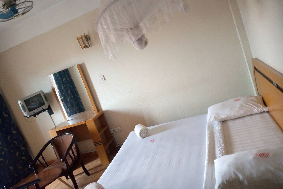 Desk, laptop workspace, WiFi (free), individually furnished