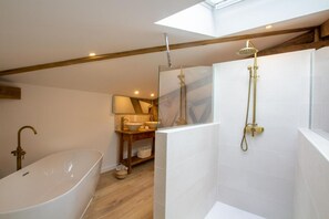 Sèche-cheveux, serviettes fournies, papier toilette