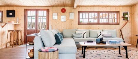 Téléviseur connecté, foyer, livres, chaßne audio