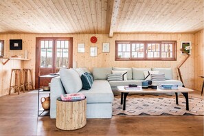 Smart-tv, een open haard, boeken en een stereo