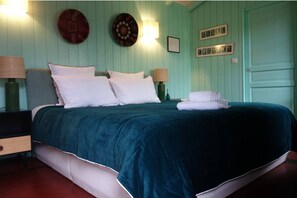 4 bedrooms, desk, iron/ironing board, free WiFi - Famous Designer's Cabanas in Heart of Stunning Cap Ferret (Lège-Cap-Ferret)