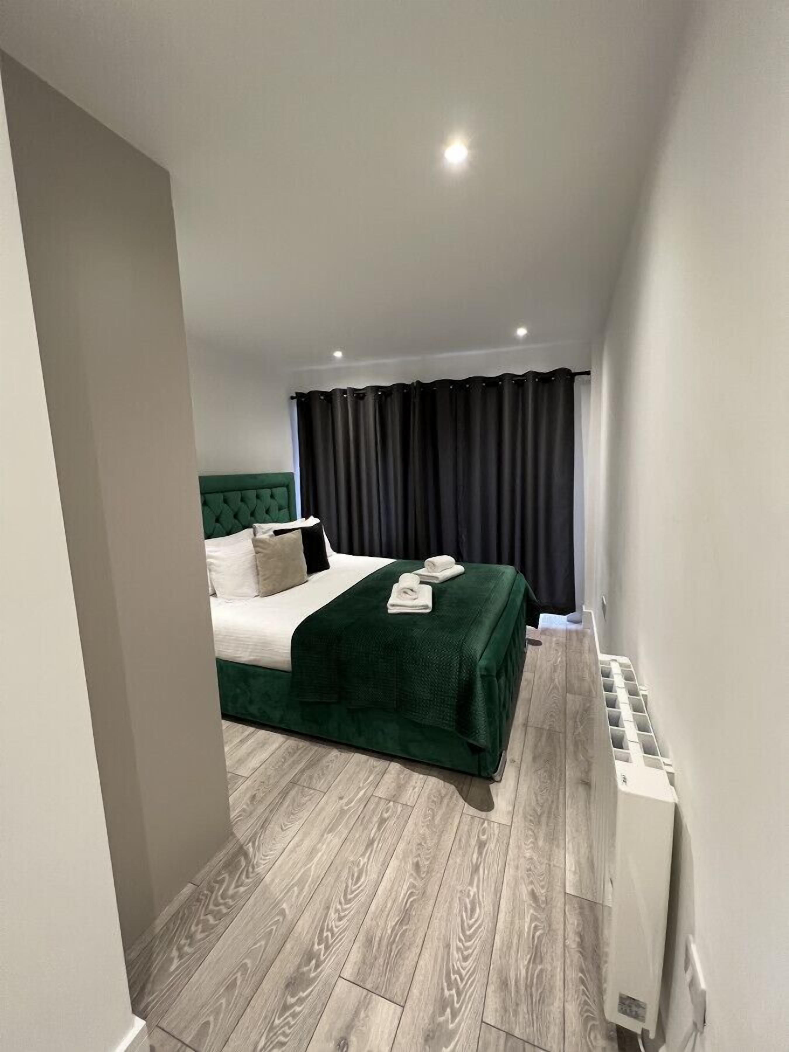 Flat#3, 1 Portesbery Road, Camberley · Beautiful 2 Bedroom Stunning House in Central Town