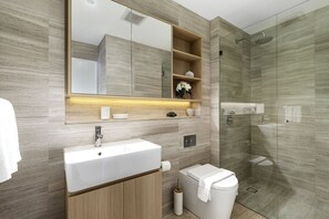 Shower, hair dryer, towels, soap - Sunny Inner City Luxury With Park Views (Waterloo)