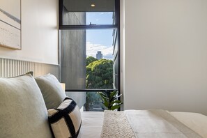 2 bedrooms, iron/ironing board, WiFi, bed sheets - Sunny Inner City Luxury With Park Views (Waterloo)