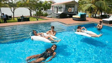 屋外プール、営業時間 8:30 ~ 18:00、プール パラソル、サンラウンジャー