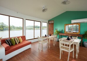 Deluxe Mobile Home | Dining room