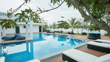 Außenpool, geöffnet von 08:30 Uhr bis 18:00 Uhr, Sonnenschirme