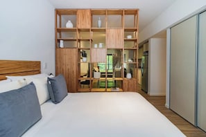 Escritorio, tabla de planchar con plancha, wifi gratis y ropa de cama