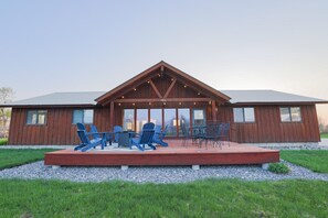Outdoor dining - Clean and Chic Mountain Home w/ Stunning Teton Views (Driggs)