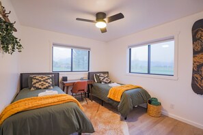 3 bedrooms, desk, travel crib, free WiFi - Clean and Chic Mountain Home w/ Stunning Teton Views (Driggs)