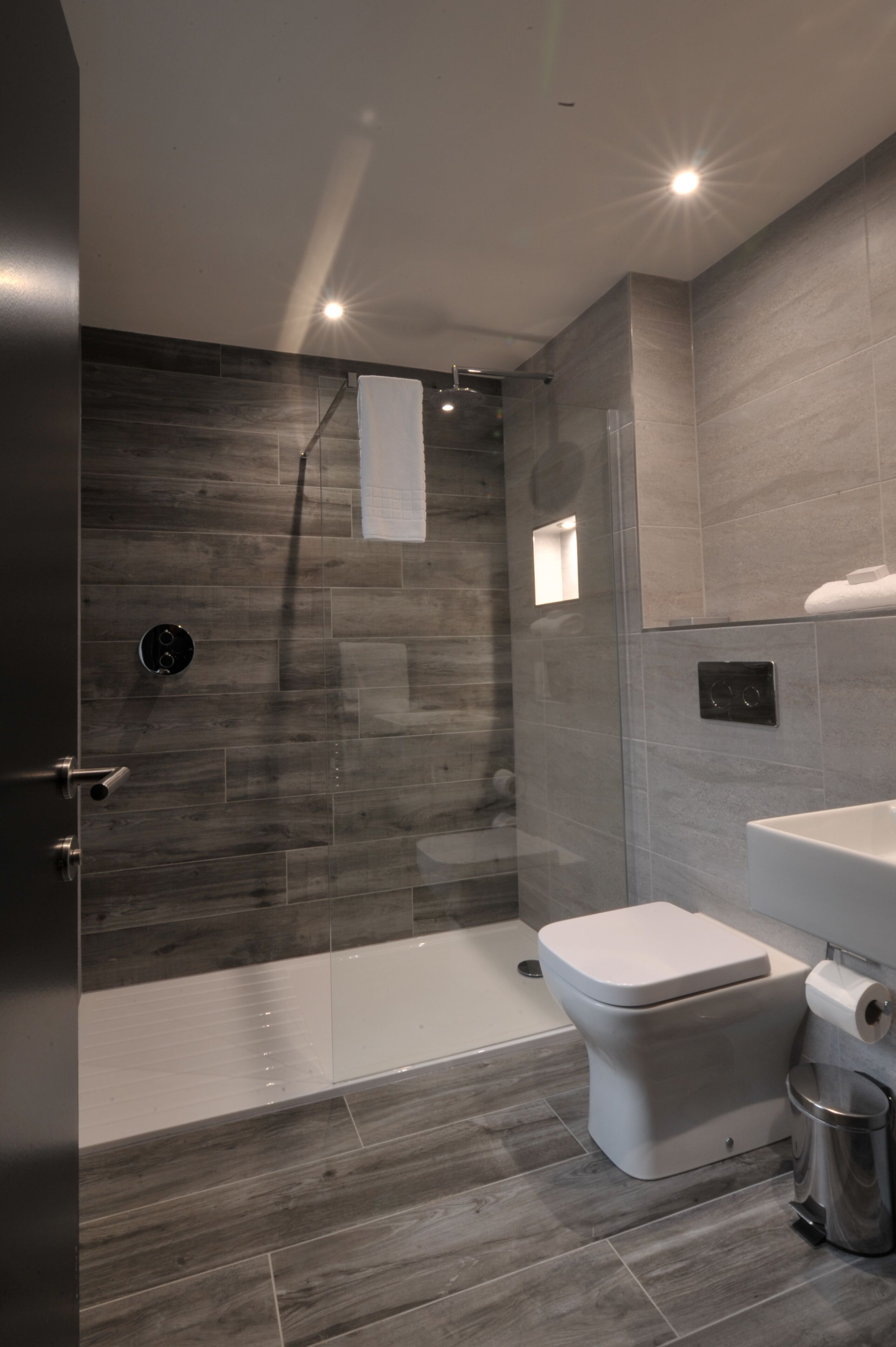Ein modernes Badezimmer mit Dusche, Toilette und Waschbecken.