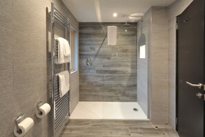 Family Quadruple Room, 1 Bedroom, Ensuite | Bathroom | Free toiletries, bathrobes, towels - The Beach House (Alexandria)