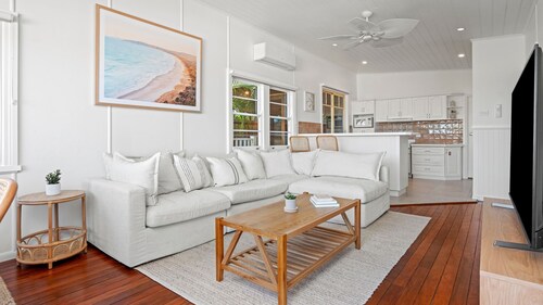 SunDayz Beautiful spacious pet friendly home next to the ocean.
