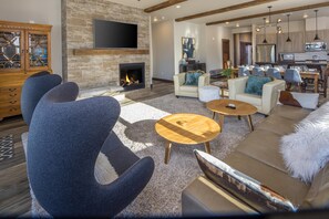 Televisión y chimenea 