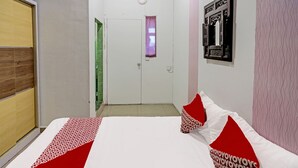 A hotel room with a bed, a door, and a window. - Hotel O Zazezo Homestay Syariah (Tanjung Pinang)