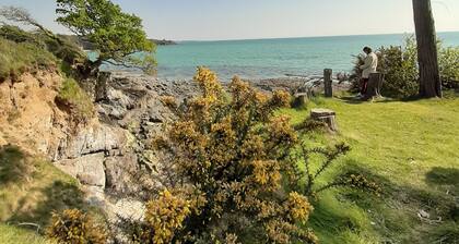 In a private estate, charming cottage near the beaches, refurbished in 2023