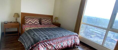 2 makuuhuonetta, työpöytä, Wi-Fi, vuodevaatteet