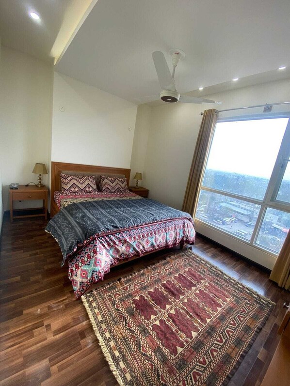 2 bedrooms, desk, WiFi, bed sheets