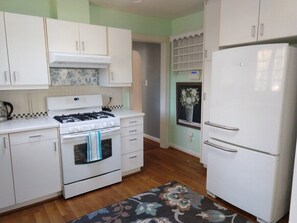 冷蔵庫、電子レンジ、オーブン、コンロ