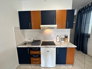 Réfrigérateur, plaque de cuisson, cafetière/bouilloire, grille-pain