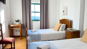 Einzelzimmer | Schreibtisch, VerdunkelungsvorhÀnge, BettwÀsche