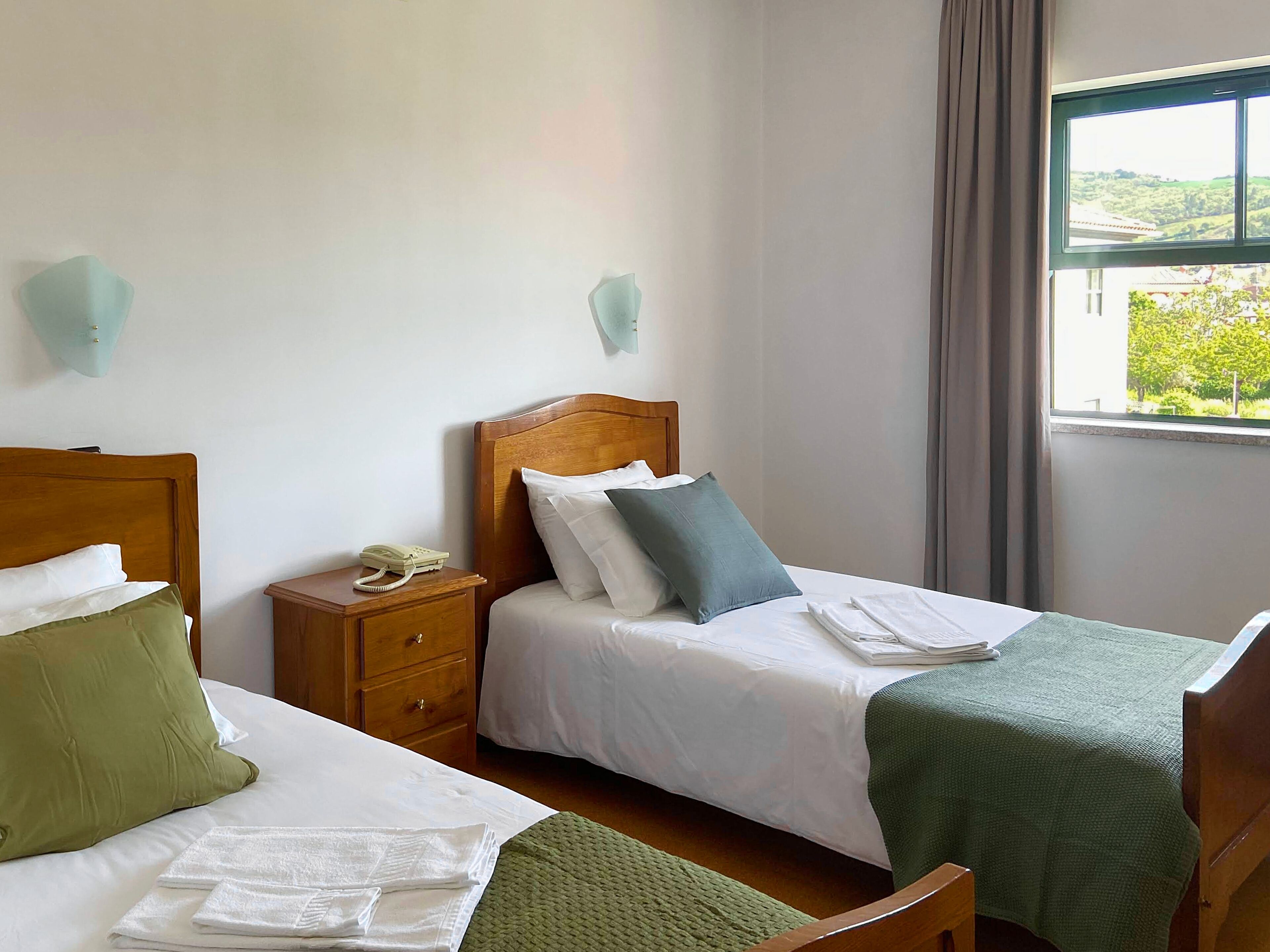 Habitación panorámica con 2 camas individuales | Escritorio, cortinas blackout y ropa de cama 