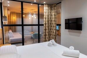 Premium suite, 1 slaapkamer, uitzicht op zee | Een minibar, geluiddichte muren, gratis wifi, beddengoed