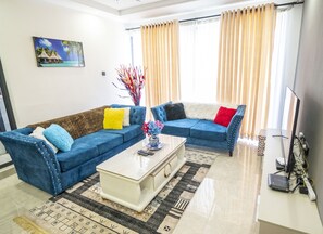 50-inch Smart TV with cable channels, TV, first-run movies - Lavington View Palace Apartment (Nairobi)