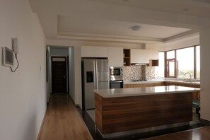 Private kitchen - Captivating 3-bed Apartment in Nairobi (Nairobi)