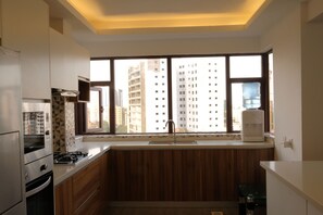 Apartamento, várias camas | Cozinha privada | Geladeira, micro-ondas, fogão, cooktop