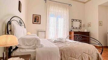 1 Schlafzimmer, Schreibtisch, Bügeleisen/Bügelbrett, Reisekinderbett