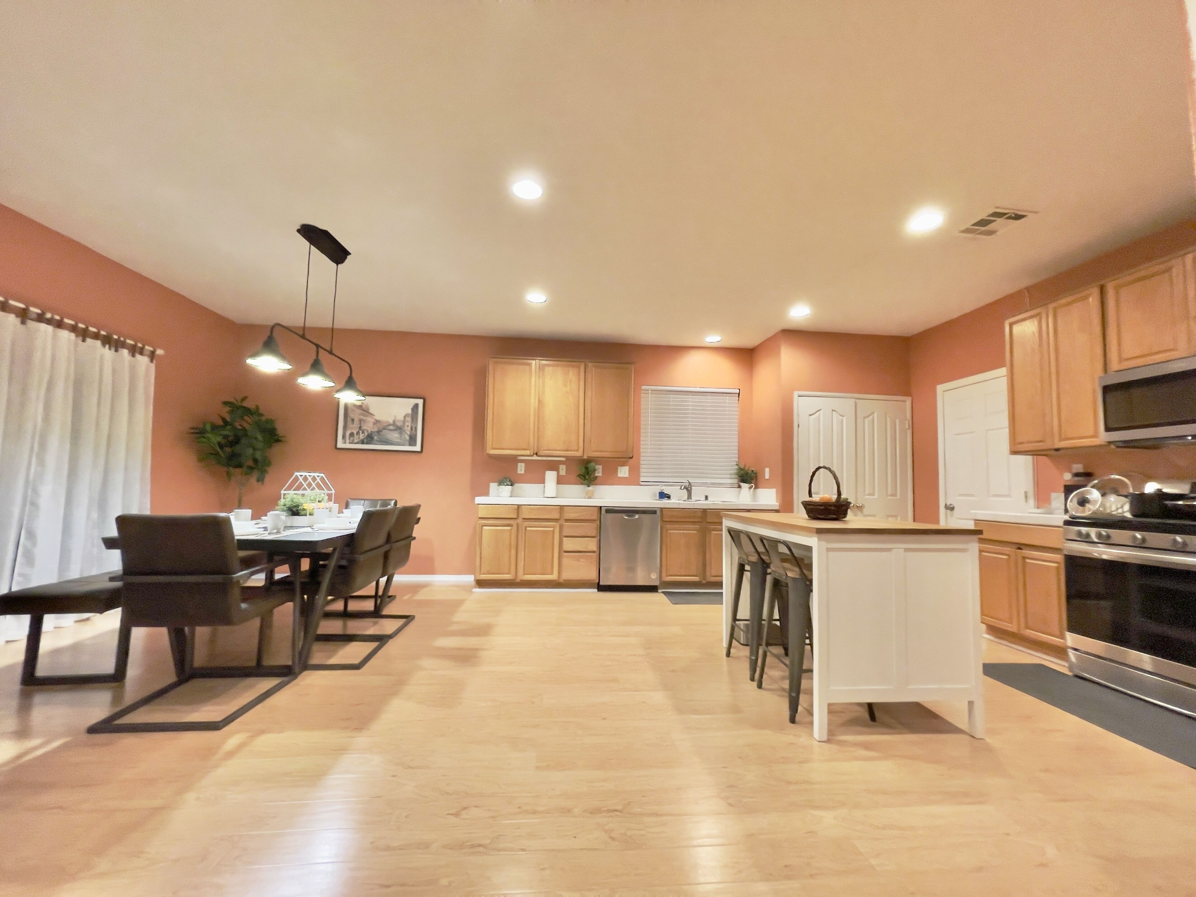 Spacious Modern 7BR 4BA, Garage, Laundry, Sleep 16