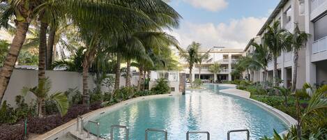 สระว่ายน้ำกลางแจ้ง