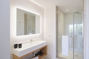 Basic-Penthouse | Badezimmer | Dusche, Handtücher