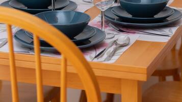 Microwave, cookware/dishes/utensils