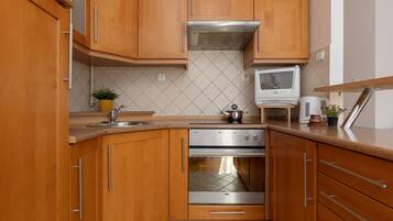 Studio, Balcony | Private kitchen | Microwave, cookware/dishes/utensils