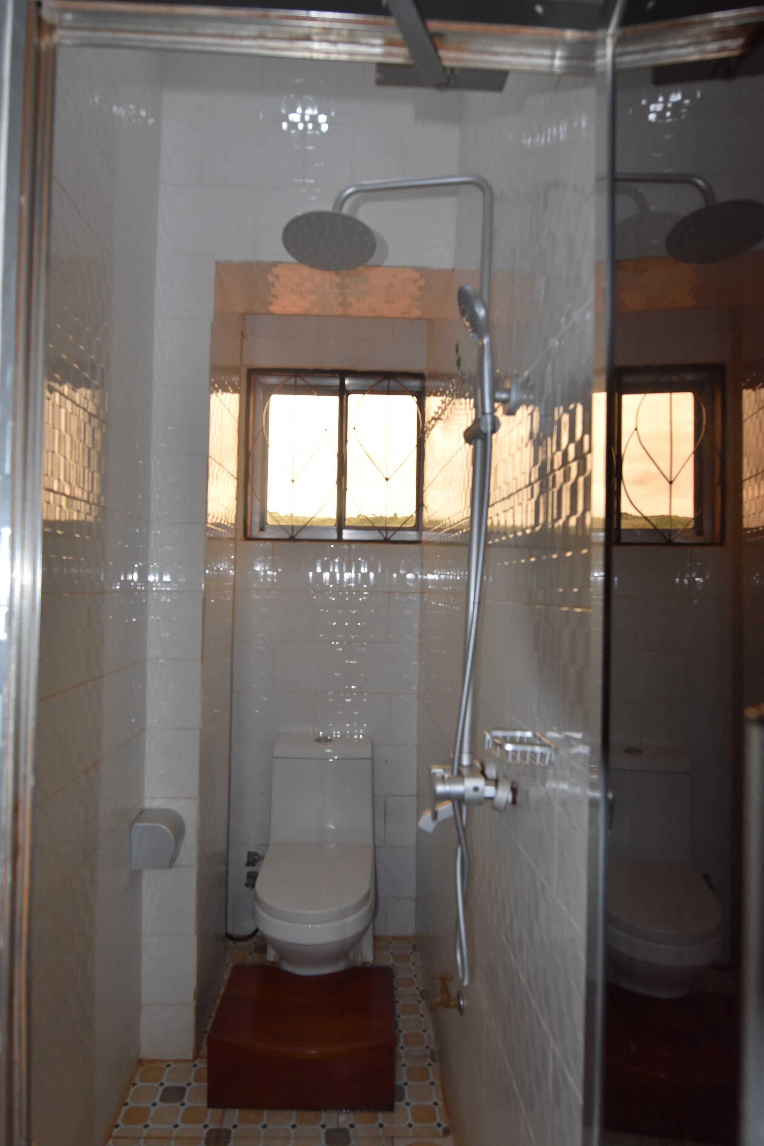 Quarto casal luxo | Banheiro | Chuveiro, chuveiro com efeito de chuva, produtos de toalete de grife 
