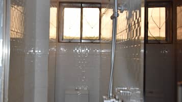 Quarto casal luxo | Banheiro | Chuveiro, chuveiro com efeito de chuva, produtos de toalete de grife