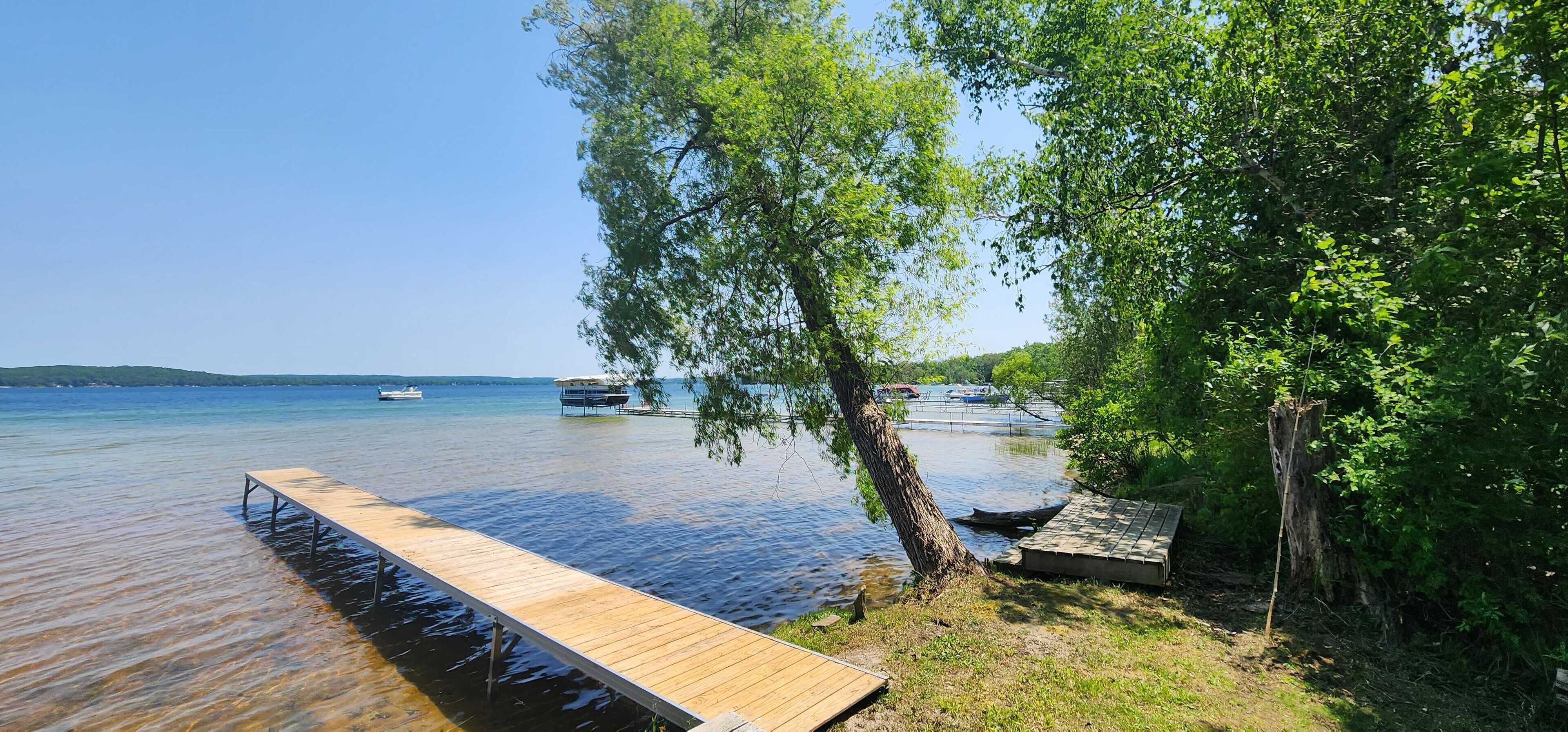 Arbor Lodge Lakehouse: Wooded Lodge with private beach access and dock on Big Platte Lake