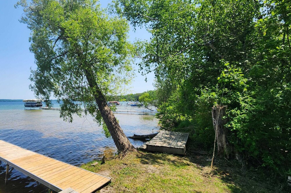 Arbor Lodge Lakehouse: Wooded Lodge with private beach access and dock on Big Platte Lake