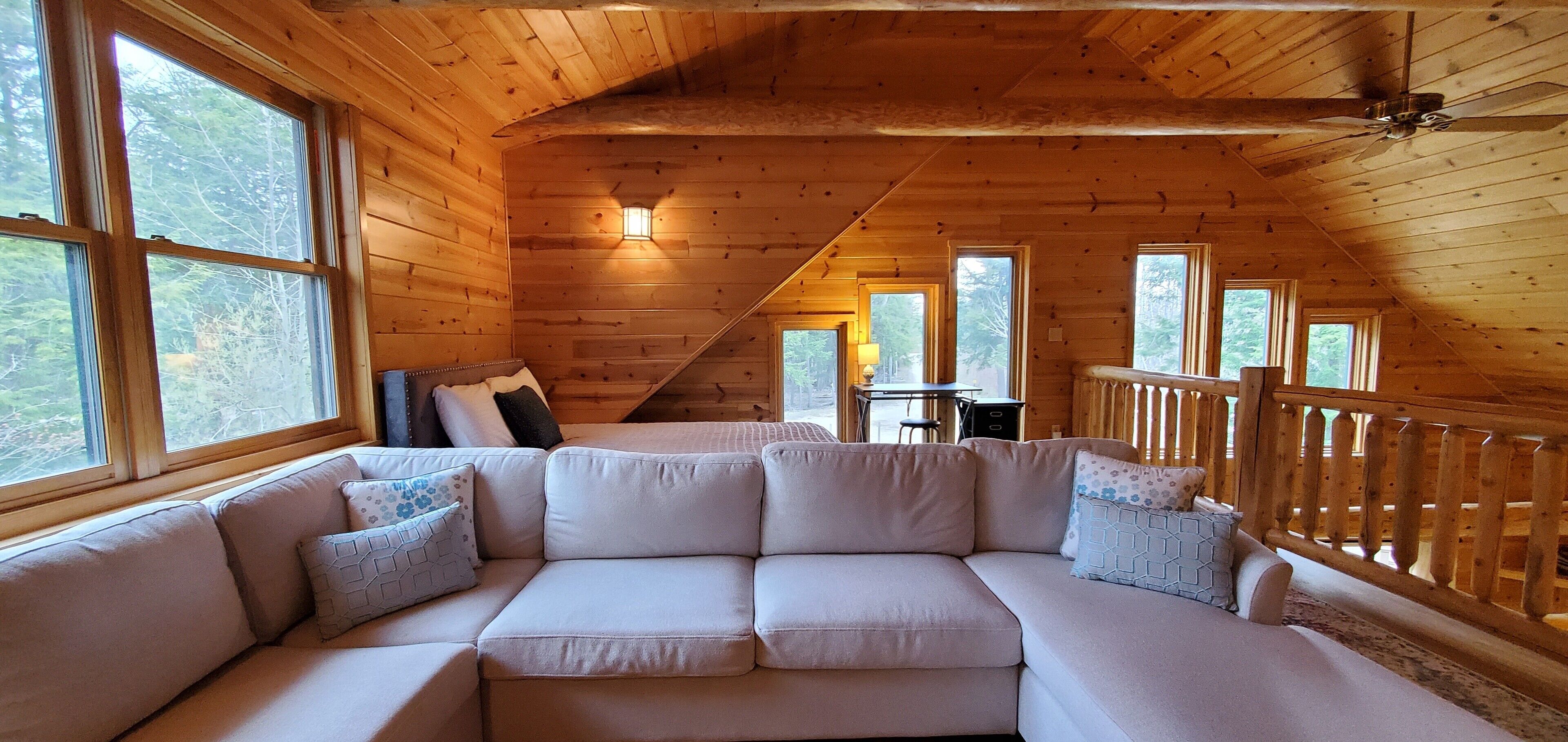 Arbor Lodge Lakehouse: Wooded Lodge with private beach access and dock on Big Platte Lake