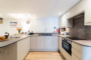 Fridge, oven, dishwasher, cookware/dishes/utensils