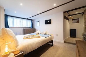 2 bedrooms, desk, iron/ironing board, WiFi