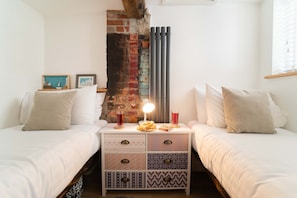 2 bedrooms, desk, iron/ironing board, WiFi