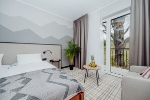 Desk, laptop workspace, blackout curtains, soundproofing - Kyriad Karkonosze  (Stara Kamienica)