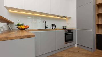 Fridge, oven, stovetop, dishwasher