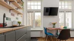 Una cocina moderna con encimera de madera, estufa empotrada y ventana con vistas a la ciudad.