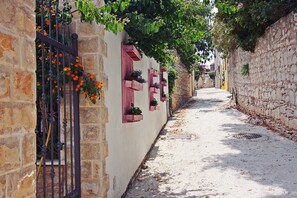 Property grounds - Charming apartment  in centar od Supetar (Supetar)