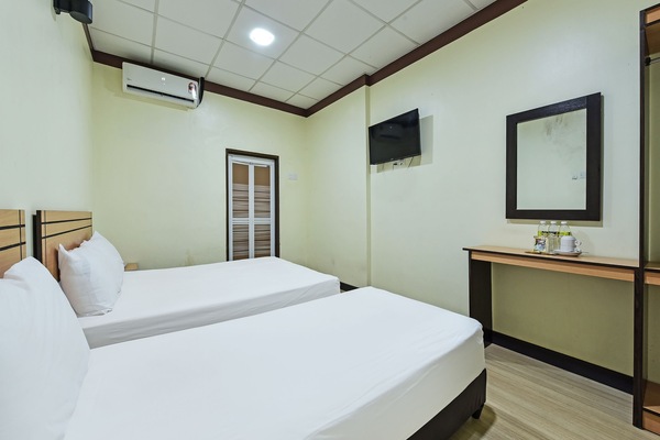Desk, laptop workspace, WiFi (free), bed sheets