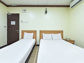 Desk, laptop workspace, free WiFi, bed sheets - Hotel O Bagus Stay (Tanjung Pinang)